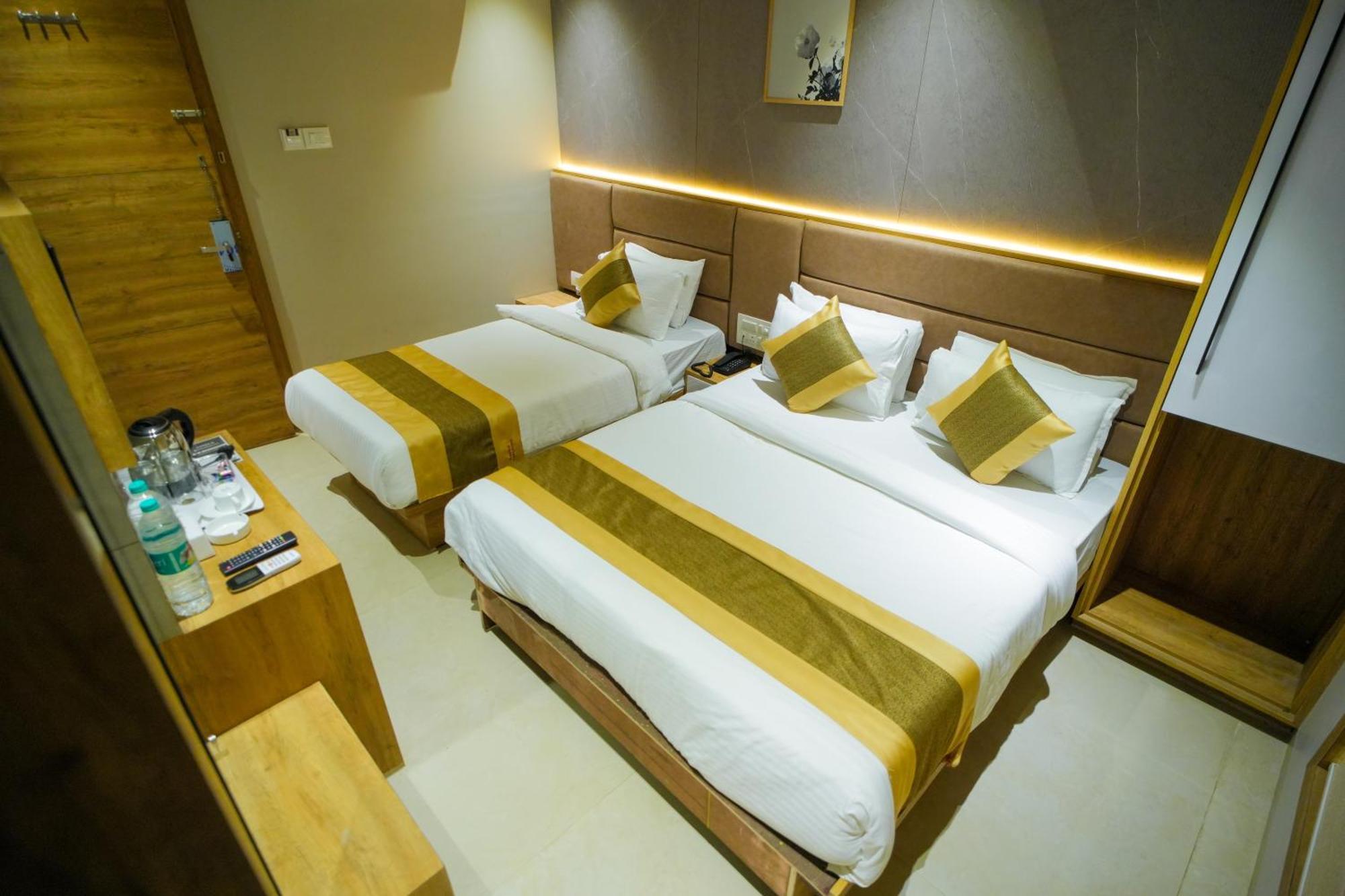 Hotel Skylink Hospitality Mahalaxmi Мумбай Екстериор снимка