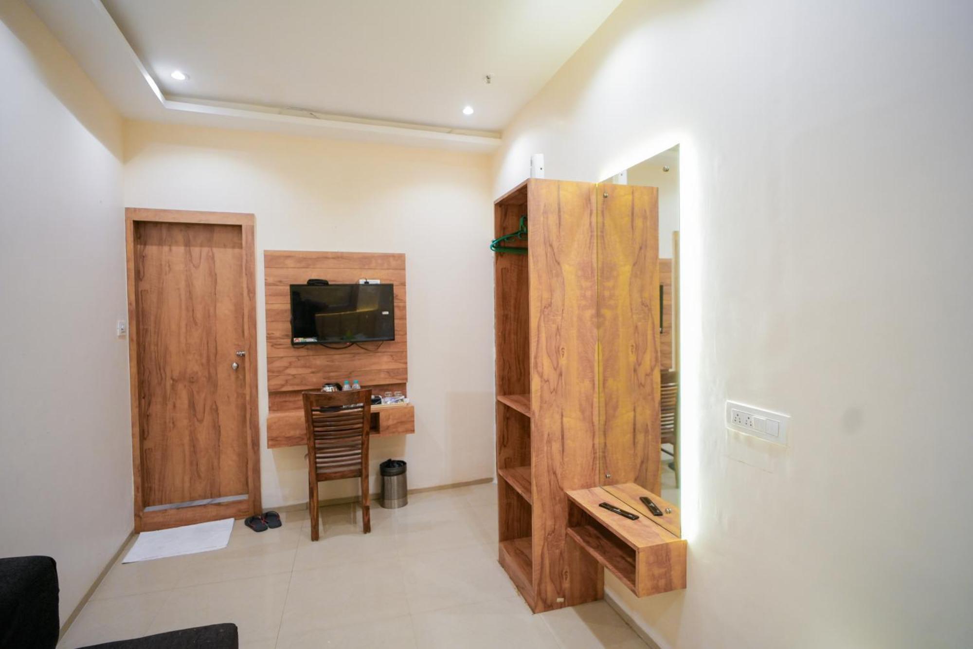 Hotel Skylink Hospitality Mahalaxmi Мумбай Екстериор снимка