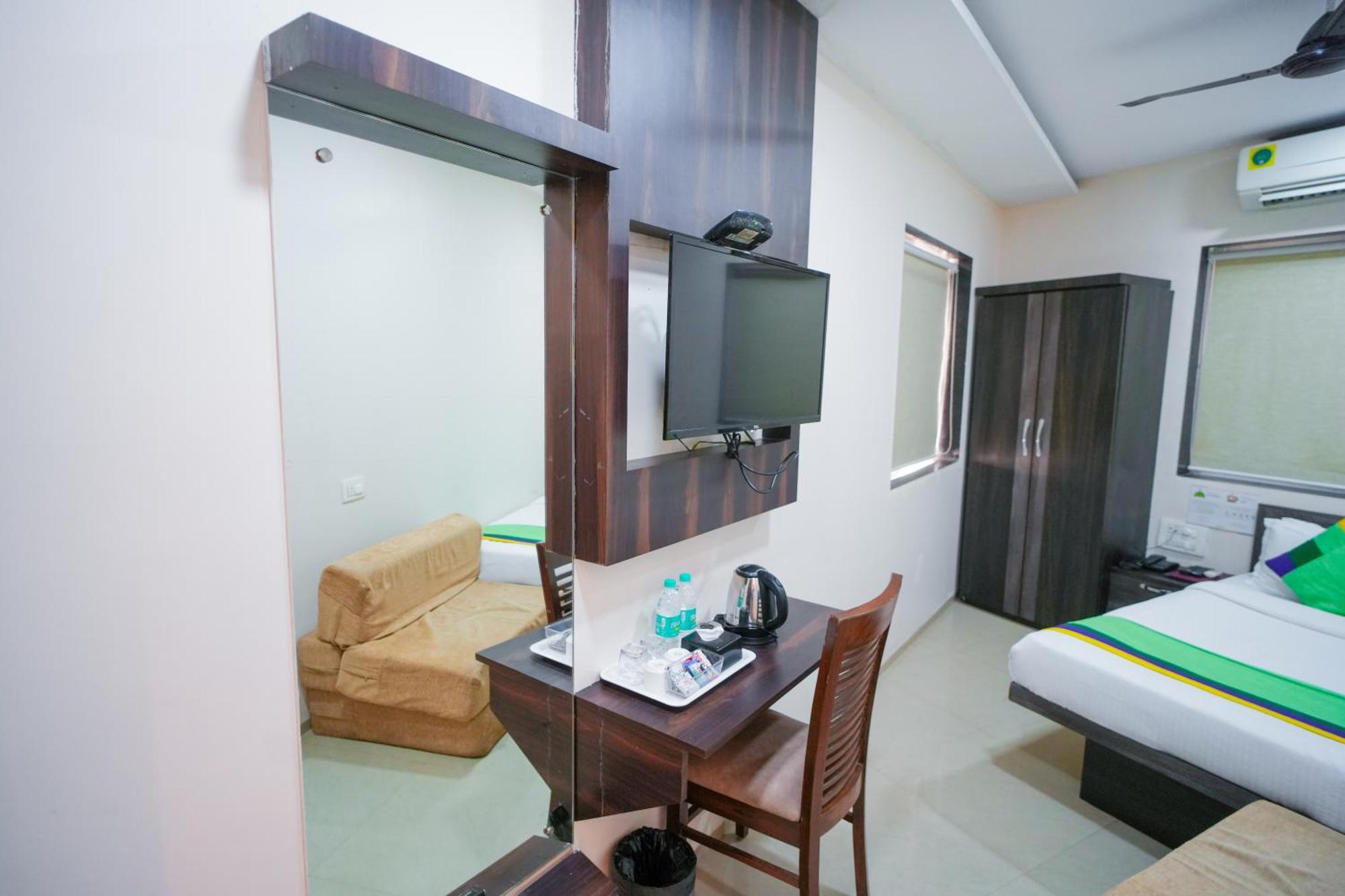 Hotel Skylink Hospitality Mahalaxmi Мумбай Екстериор снимка